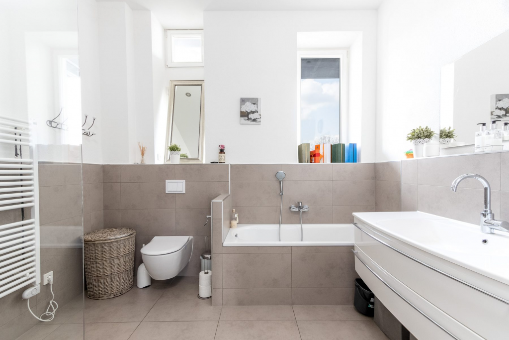 Das Badezimmer mit Badewanne einer Altbauwohnung in Trier Nähe der Porta Nigra. 