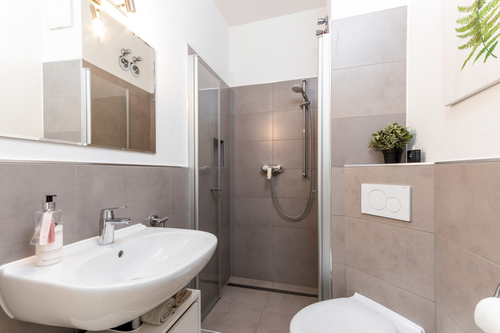 Das Badezimmer mit Dusche einer Altbauwohnung in Trier Nähe der Porta Nigra. 