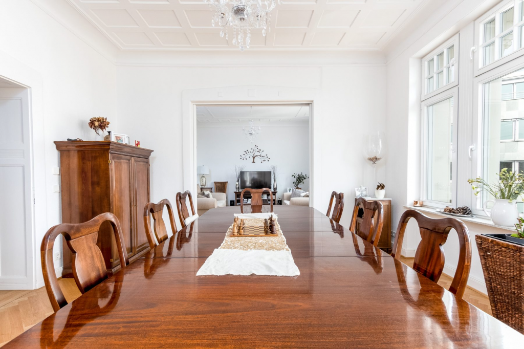 Das Esszimmer einer Altbauwohnung in Trier Nähe der Porta Nigra. 