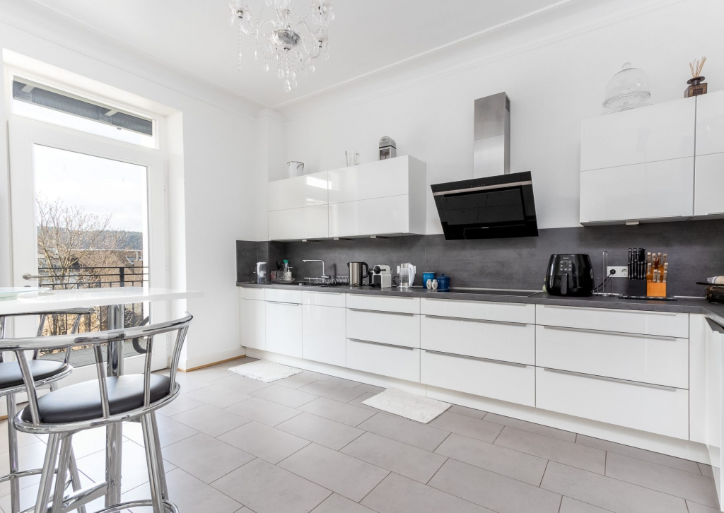 Die Küche einer Altbauwohnung in Trier Nähe der Porta Nigra. 