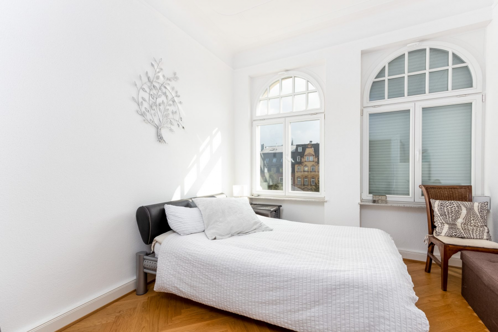 Das Schlafzimmer einer Altbauwohnung in Trier Nähe der Porta Nigra. 