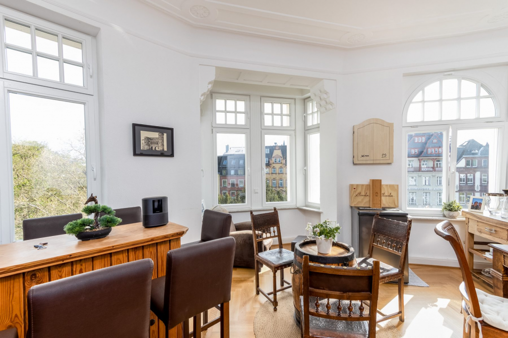Der Wohnbereich einer Altbauwohnung in Trier Nähe der Porta Nigra. 