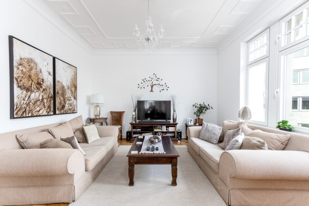 Das Wohnzimmer einer Altbauwohnung in Trier Nähe der Porta Nigra. 