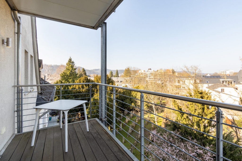 Die Aussicht vom Balkon einer Altbauwohnung in der Weidegasse Trier. 
