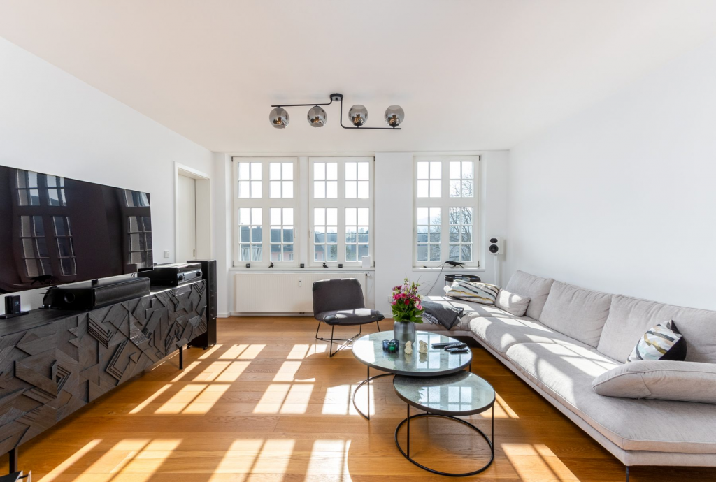 Das Wohnzimmer einer Altbauwohnung in der Weidegasse Trier. 