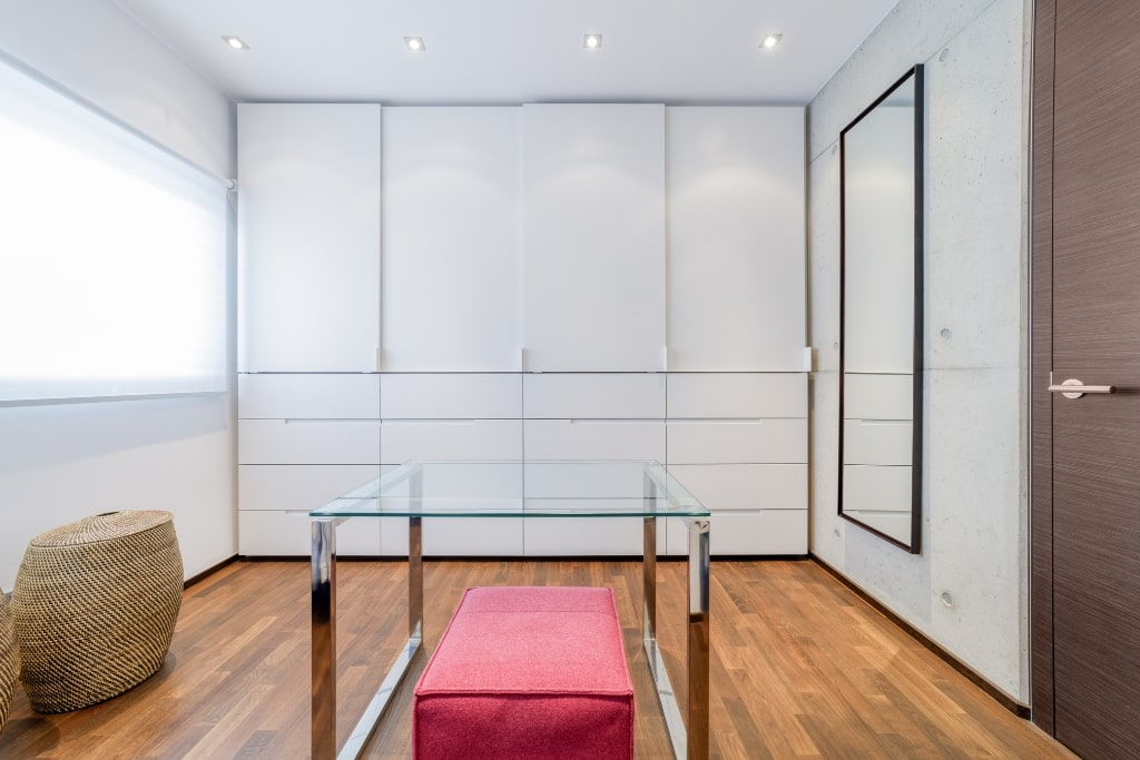 Das Ankleidezimmer eines Einfamilienhauses auf dem Petrisberg in Trier. 