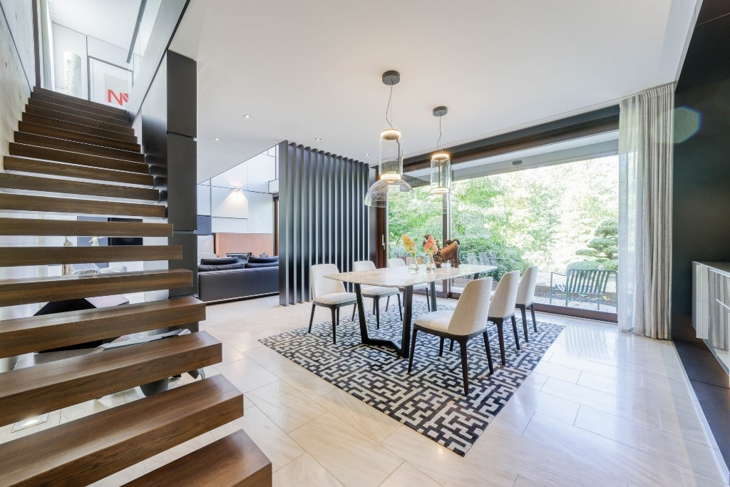 Das Esszimmer mit großer Fensterfront eines Einfamilienhauses auf dem Petrisberg in Trier.