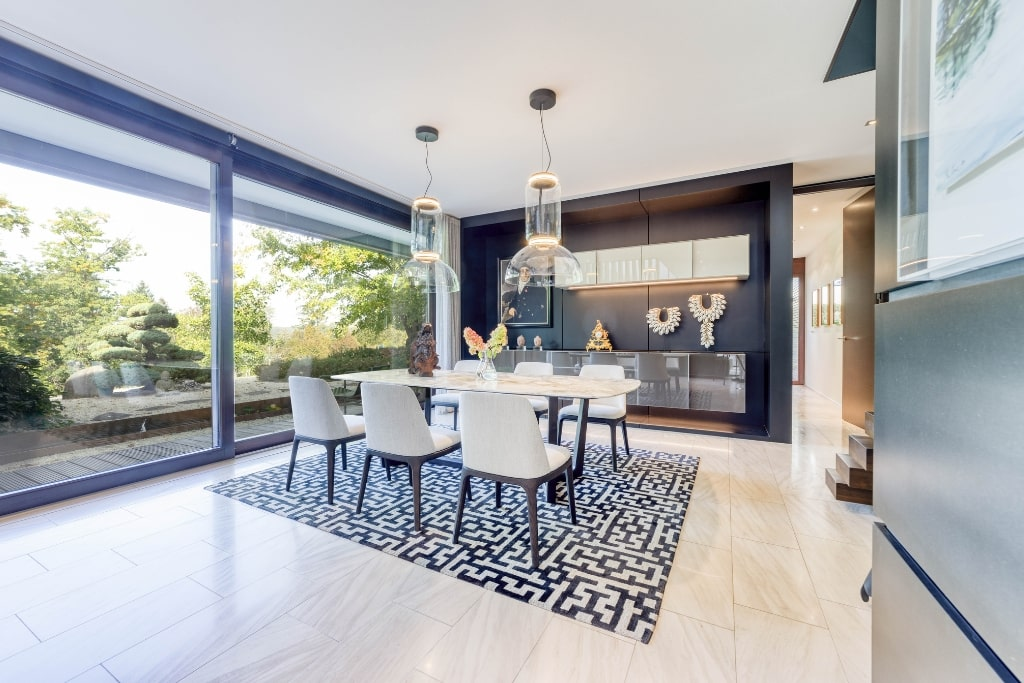 Das Esszimmer mit großer Fensterfront eines Einfamilienhauses auf dem Petrisberg in Trier.