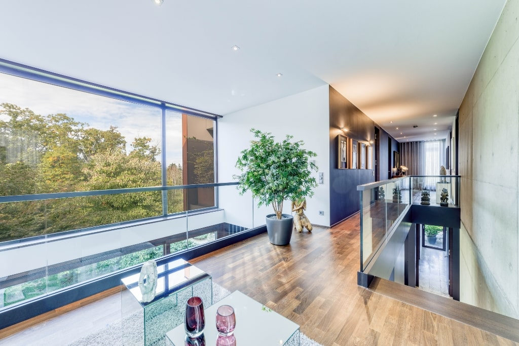 Die Galerie mit Blick ins Grüne eines Einfamilienhauses auf dem Petrisberg in Trier.