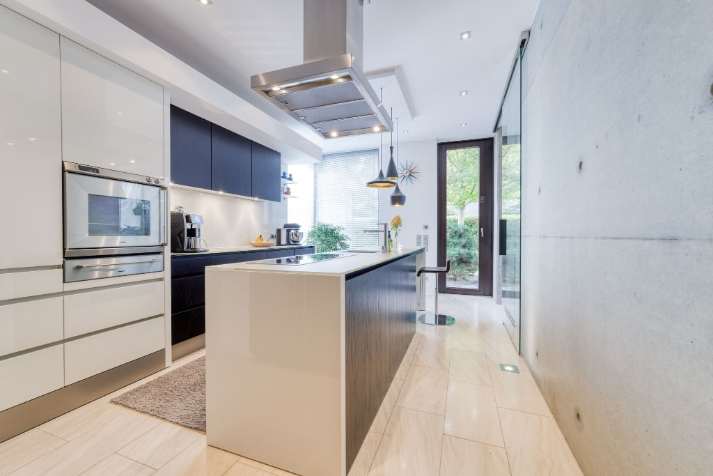 Die Küche mit Kochinsel eines Einfamilienhauses auf dem Petrisberg in Trier.