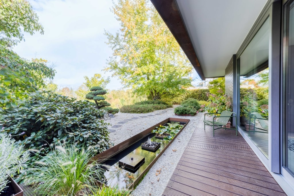 Die Terrasse eines Einfamilienhauses auf dem Petrisberg in Trier. 