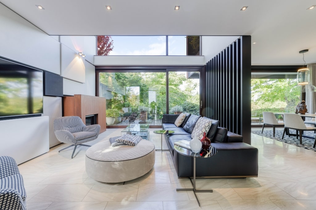 Das Wohnzimmer mit offener Gestaltung eines Einfamilienhauses auf dem Petrisberg in Trier.