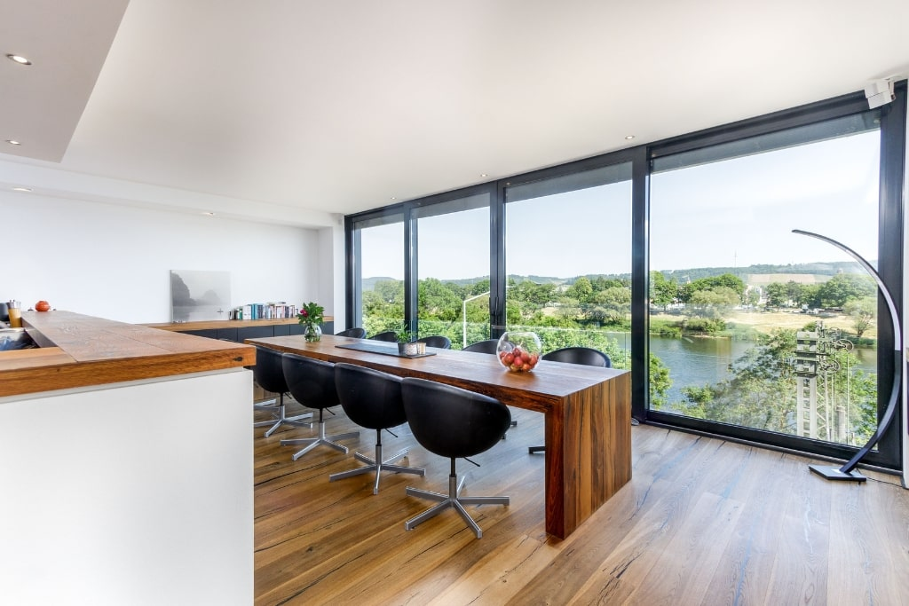 Der Essbereich mit Panoramablick eines Einfamilienhauses in Trier.