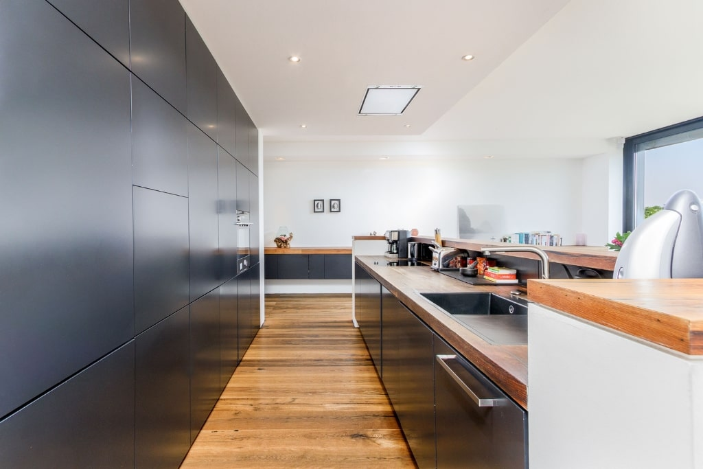 Die moderne Küche eines Einfamilienhauses in Trier.