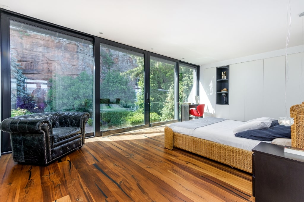 Das Schlafzimmer mit bodentiefen Fenstern eines Einfamilienhauses in Trier.