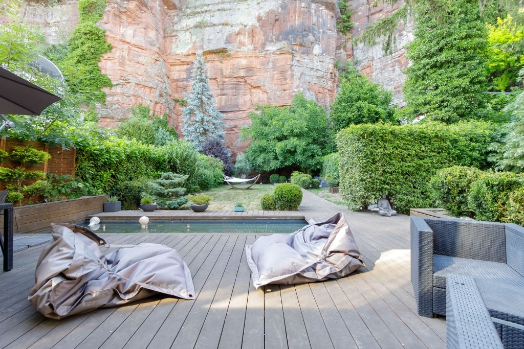 Die Terrasse mit Pool eines Einfamilienhauses in Trier.
