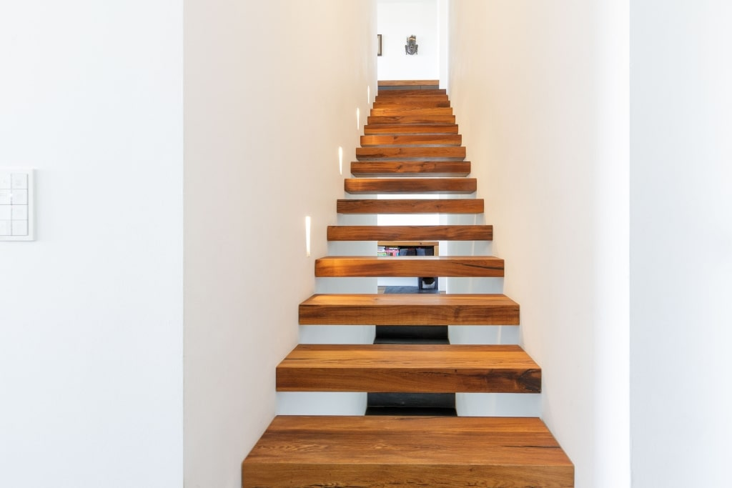 Die Treppe mit Holzstufen eines Einfamilienhauses in Trier.
