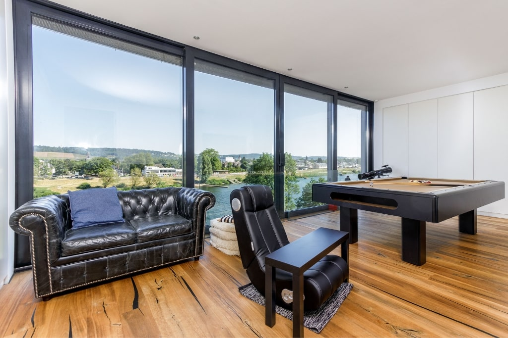 Der Wohnbereich eines Einfamilienhauses in Trier mit Billardtisch und Aussicht.