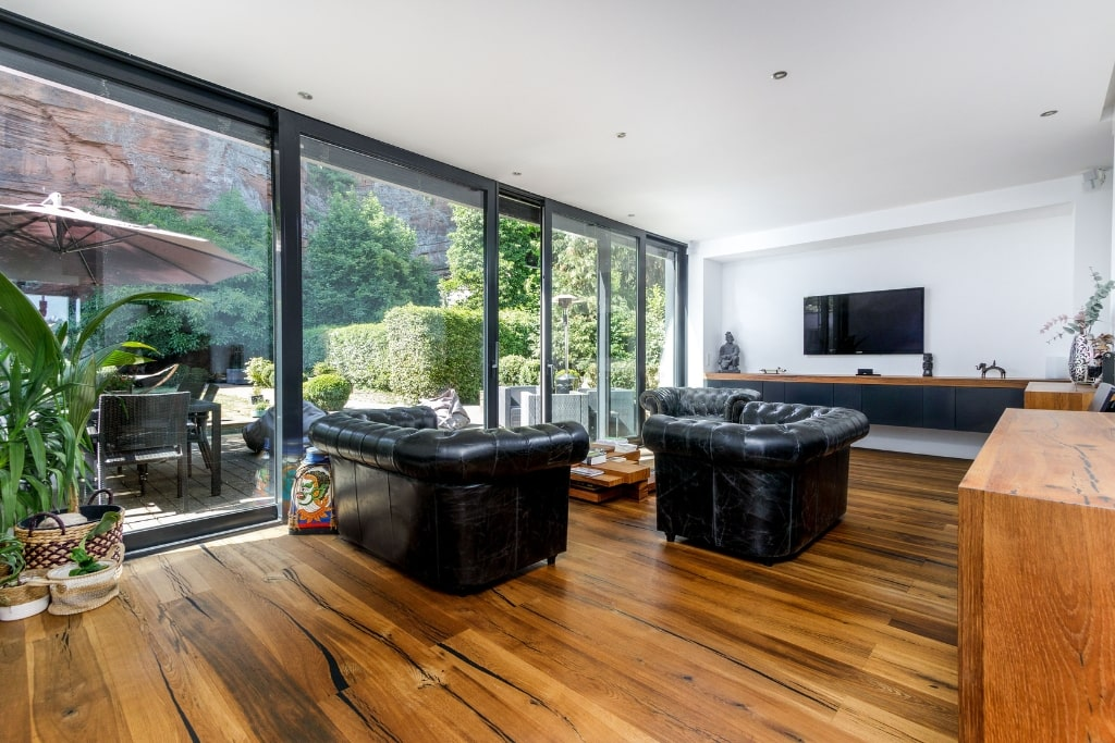 Das Wohnzimmer mit bodentiefen Fenstern eines Einfamilienhauses in Trier.