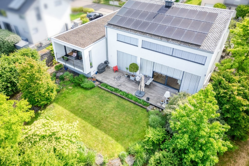 Die Außenansicht mit Garten eines Einfamilienhauses in Mertesdorf.