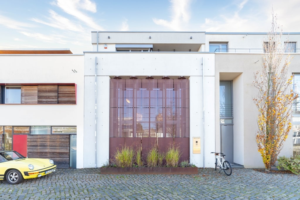 Die Außenansicht einer Luxusimmobilie auf dem Petrisberg in Trier. 