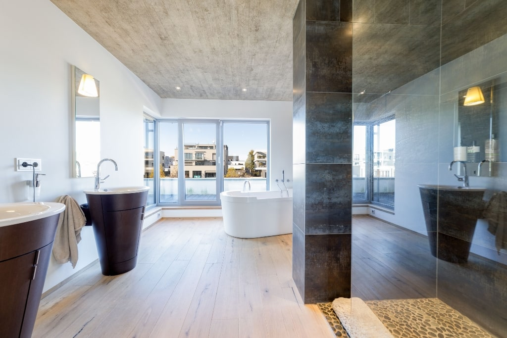 Das Badezimmer mit freistehender Badewanne und Dusche einer Luxusimmobilie auf dem Petrisberg in Trier.