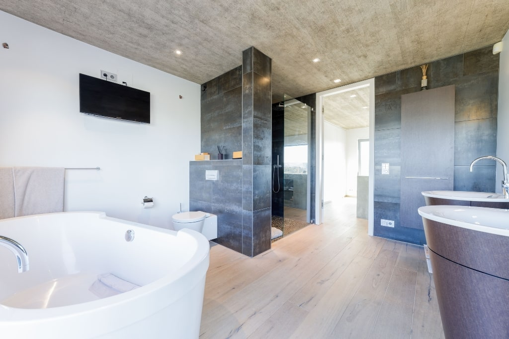 Das Badezimmer mit freistehender Badewanne und Dusche einer Luxusimmobilie auf dem Petrisberg in Trier.