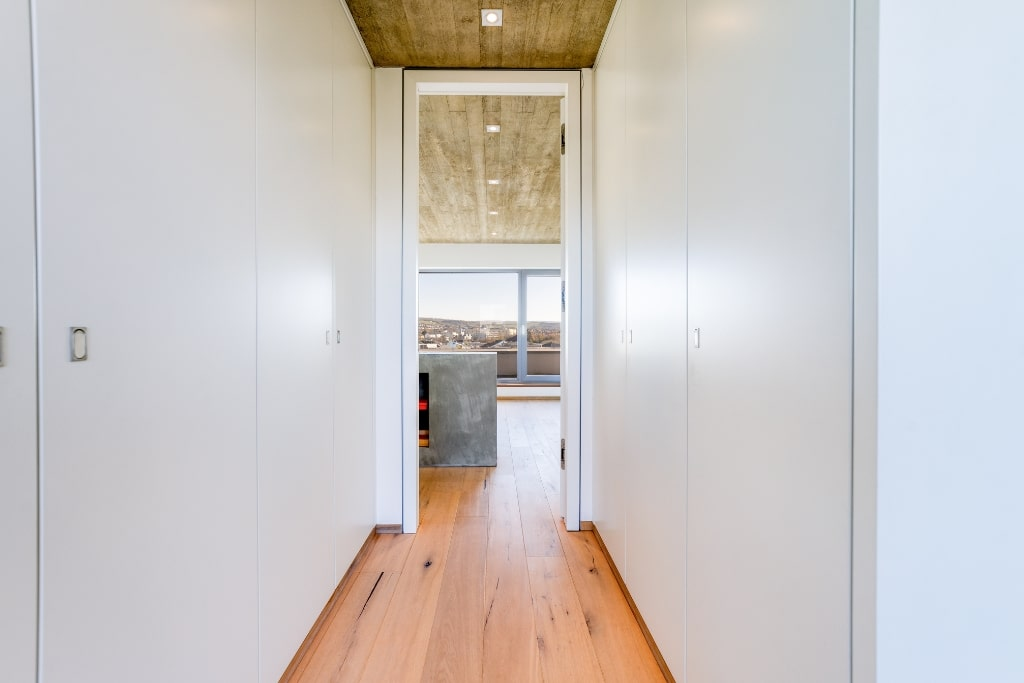 Der Flur mit Einbauschränken einer Luxusimmobilie auf dem Petrisberg in Trier.