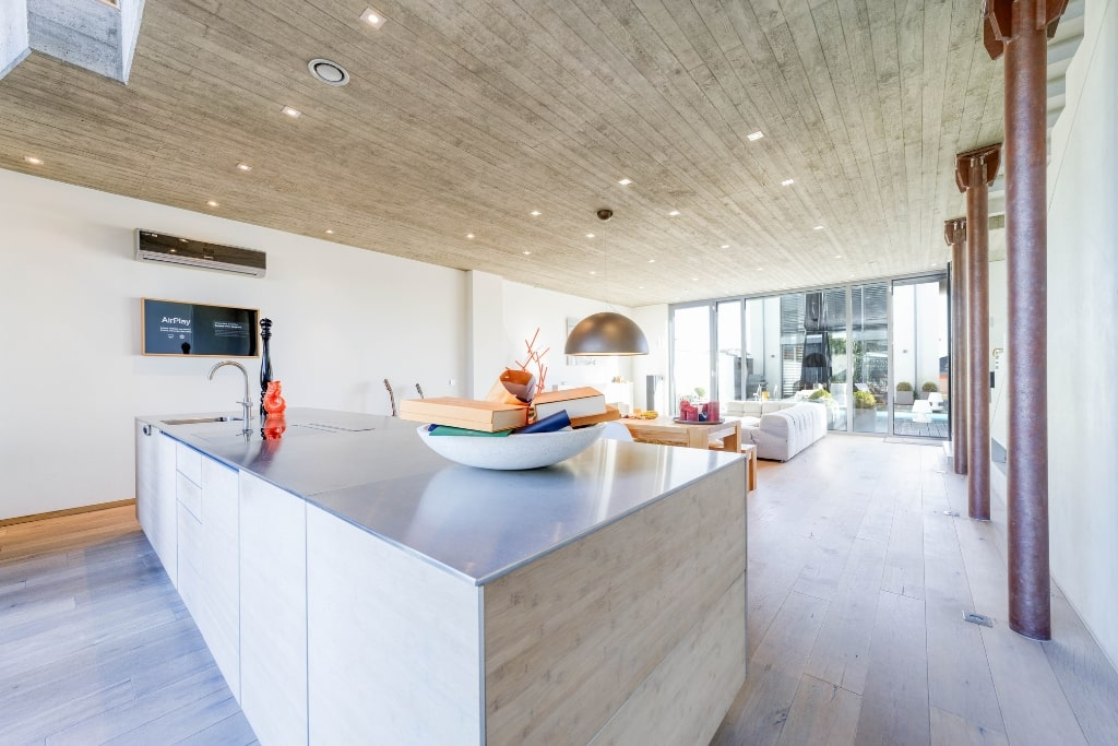 Der offene Wohn- und Essbereich einer Luxusimmobilie auf dem Petrisberg in Trier.