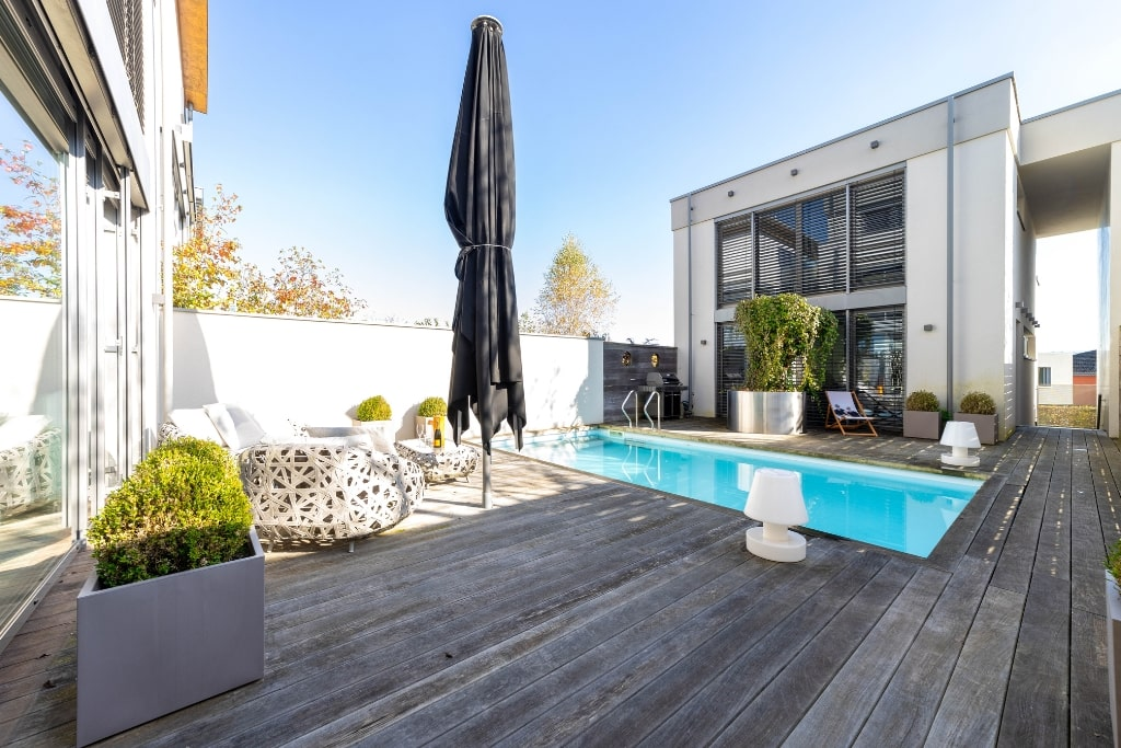 Die Terrasse mit Pool einer Luxusimmobilie auf dem Petrisberg in Trier.