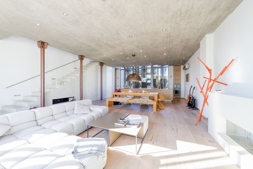 Das lichtdurchflutete Wohnzimmer einer Luxusimmobilie auf dem Petrisberg in Trier.