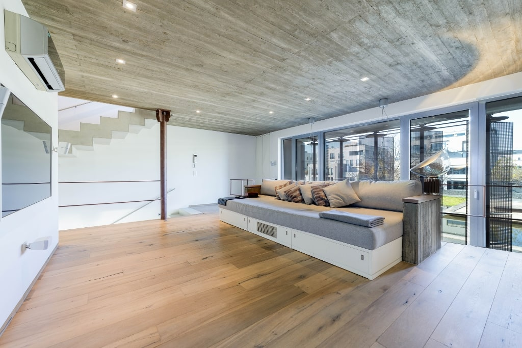 Der Wohnbereich mit Couch einer Luxusimmobilie auf dem Petrisberg in Trier. 