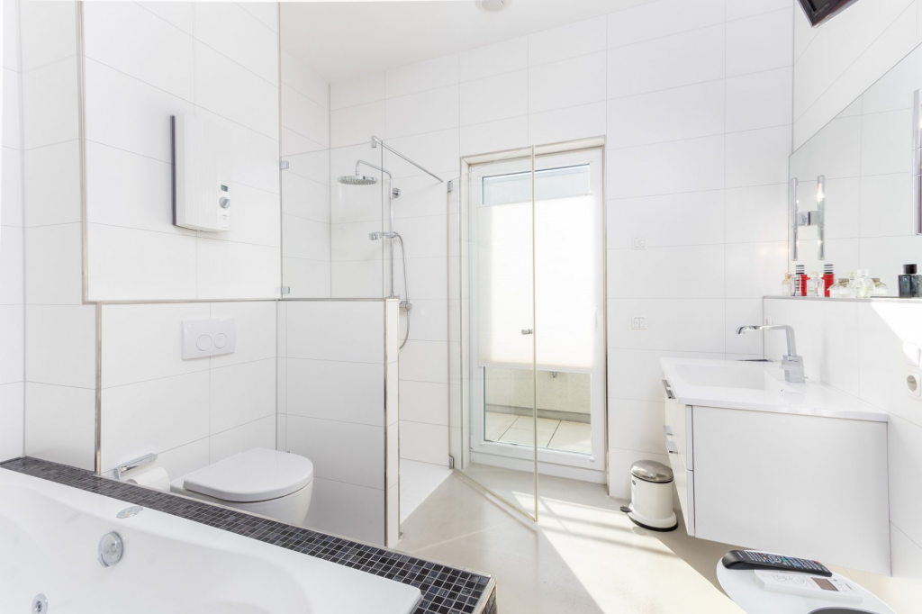 Das Badezimmer eines Penthouses auf dem Petrisberg in Trier.