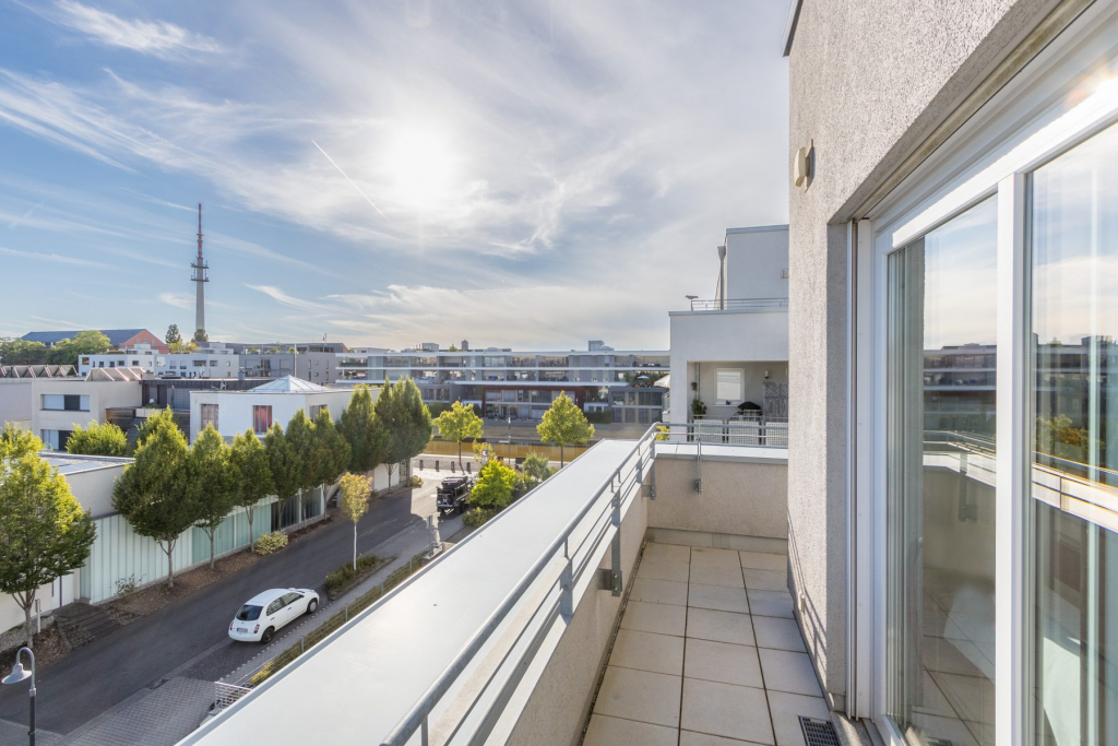 Der Balkon eines Penthouses auf dem Petrisberg in Trier.