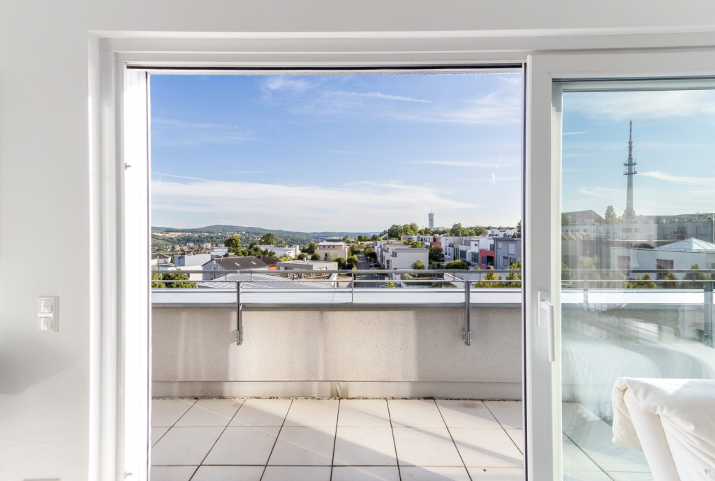 Die Aussicht vom Balkon eines Penthouses auf dem Petrisberg in Trier.