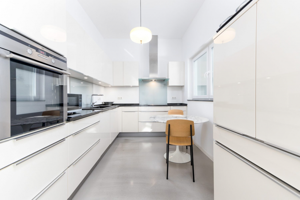 Die Küche eines Penthouses auf dem Petrisberg in Trier.