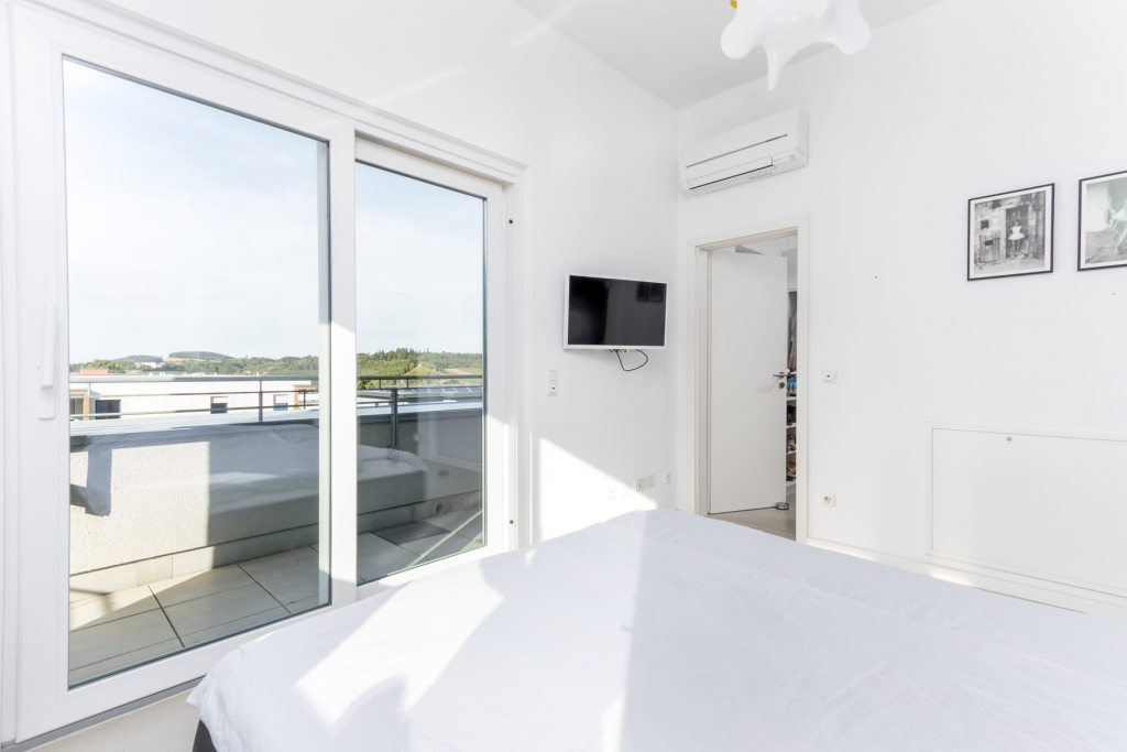 Das Schlafzimmer eines Penthouses auf dem Petrisberg in Trier.
