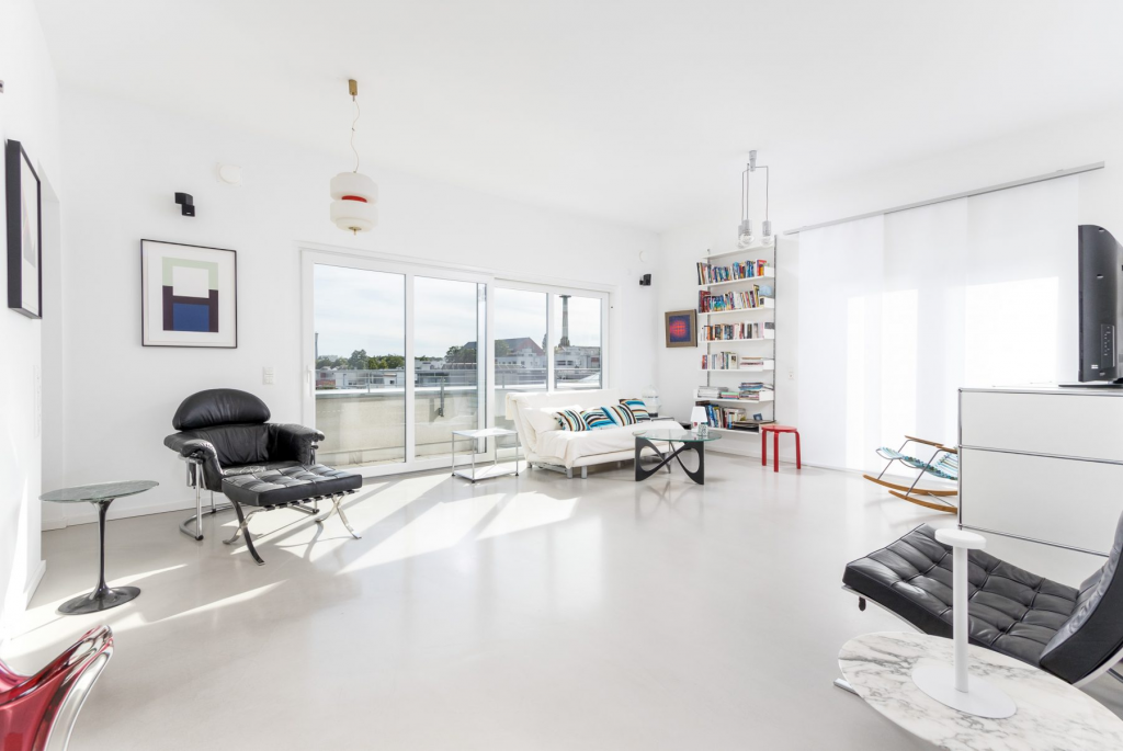 Das Wohnzimmer eines Penthouses auf dem Petrisberg in Trier.