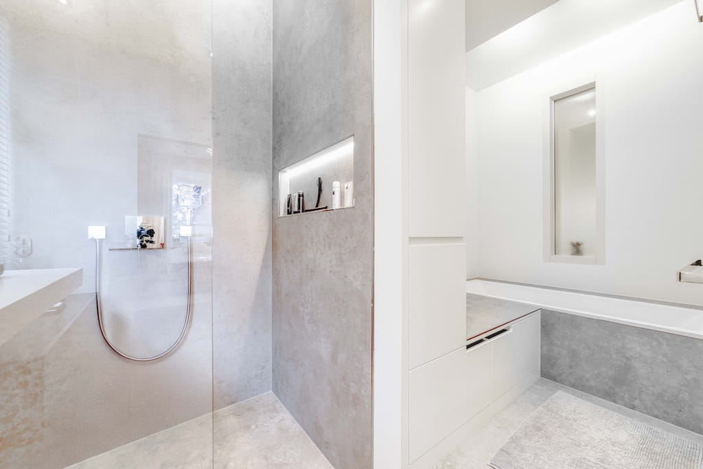 Die Dusche des Badezimmers einer Luxusimmobilie in Trier.