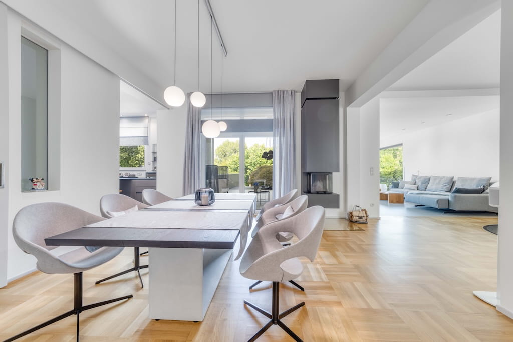 Der offene Wohn- und Essbereich einer Luxusimmobilie in Trier.