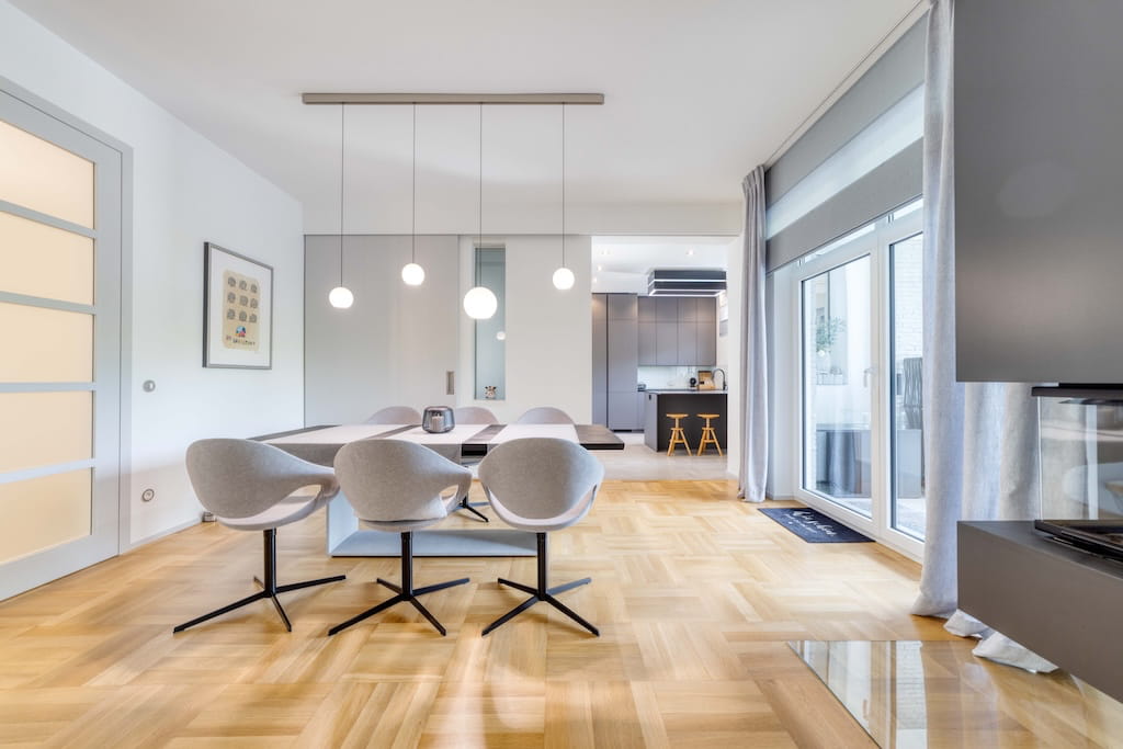 Das Esszimmer einer Luxusimmobilie in Trier. 